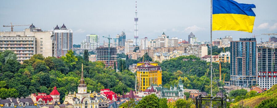 Die ukrainische Flagge weht über dem Stadtbild von Kiew.