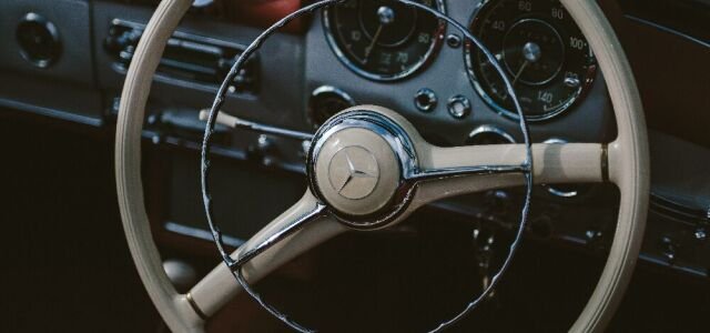 Lenkrad eines alten Mercedes-Benz.
