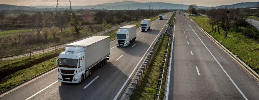 Lkws auf der Autobahn (Symbolbild).