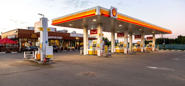 Shell Tankstelle am Abend.