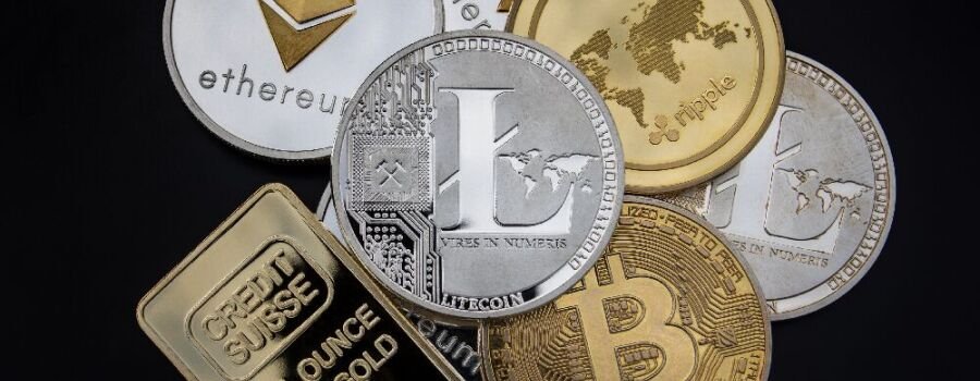 Symbolische Münzen der Kryptowährungen Litecoin, Ethereum, Bitcoin und Ripple.