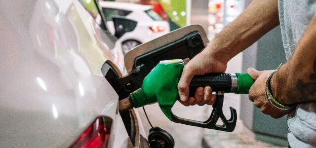 Tanken eines Automobils an einer Benzinzapfsäule (Symbolbild)