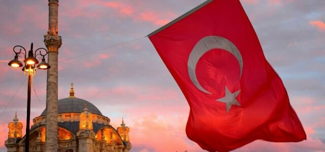 Die Flagge der Türkei vor der Bosporus-Brücke in Istanbul.