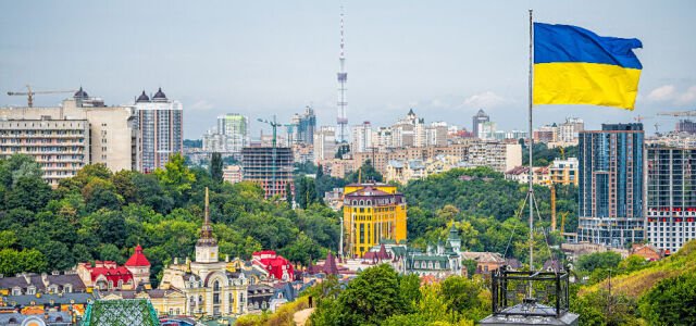 Die ukrainische Flagge weht über dem Stadtbild von Kiew.