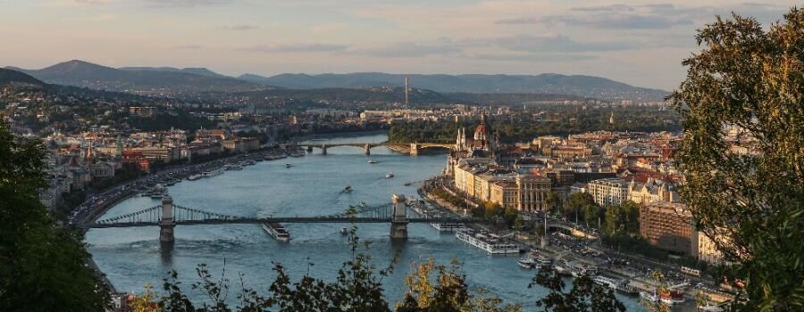 Blick auf Budapest und die Donau bei Sonnenuntergang.