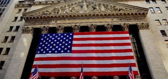 Die Flagge der USA vor der New York Stock Exchange.