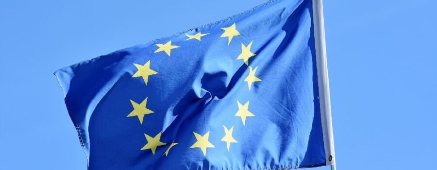 Die wehende Flagge der EU.