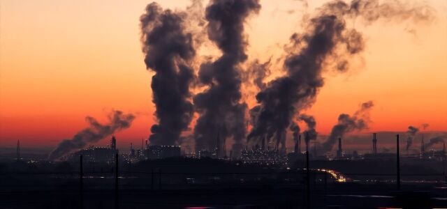Ein Industriestandort bei Sonnenaufgang (Symbolbild).