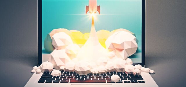Eine Rakete, die aus einem Laptop hervorgeht als Symbol für Start-up-Ideen (Symbolbild).