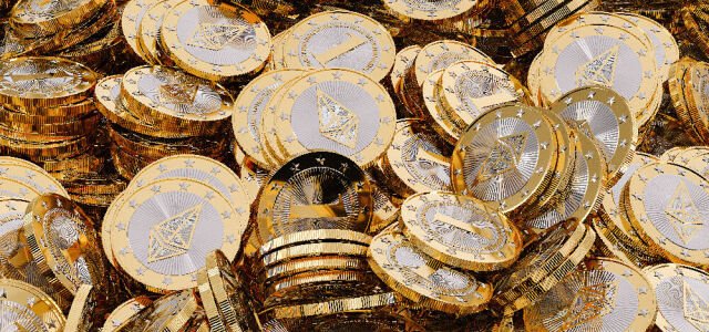Münzen, die repräsentativ für Ethereum stehen. 