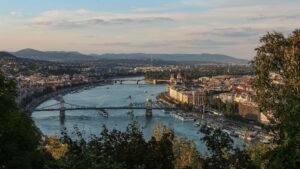 Niedrigwasser bremst Güter- und Ausflugsschiffe auf der Donau aus