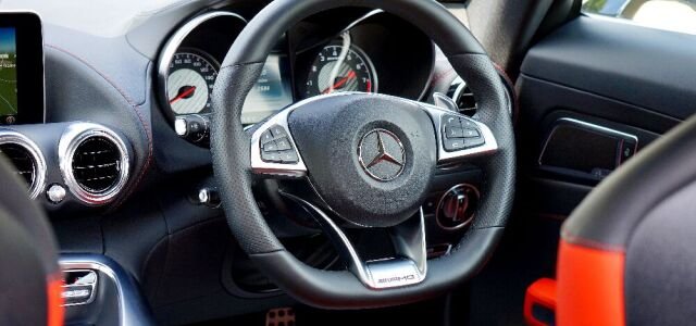 Das Cockpit eines Mercedes-AMG. Die Mercedes-AMG GmbH ist die Daimler-Tochter für High-Performance-Fahrzeuge.
