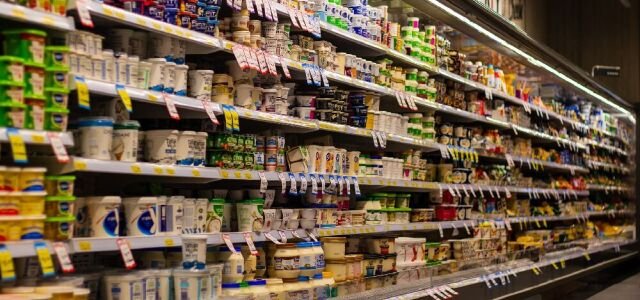 Milchprodukte in einem Supermarktregal (Symbolbild).