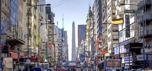 Straßenzug von Buenos Aires, im Hintergrund der Obelisk.