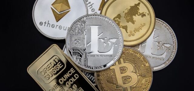 Symbolische Münzen der Kryptowährungen Litecoin, Ethereum, Bitcoin und Ripple.