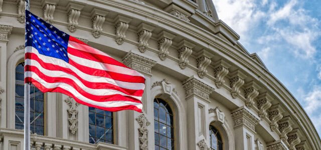 Blick auf das Washington DC Capitol mit wehender amerikanischer Flagge