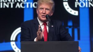 Trump spielt Missstände auf Flugzeugträger herunter Trump spielt Missstände auf Flugzeugträger herunter