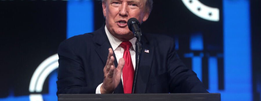 Ehemaliger US-Präsident Donald Trump spricht mit Teilnehmern auf der von Turning Point Action veranstalteten 