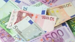 Devisen: Euro zum US-Dollar wenig verändert