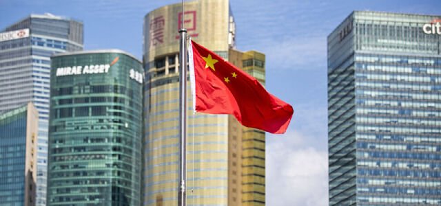 Chinesische Flagge vor Hochhäusern