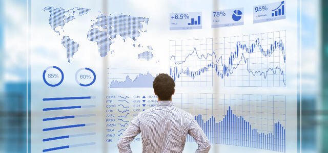 Ein Analyst beim Betrachten von Charts (Symbolbild).