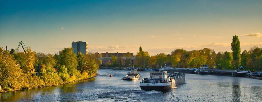 Ein Fluss, der für die Berufs- und Freizeitschifffahrt freigegeben ist (Symbolbild).