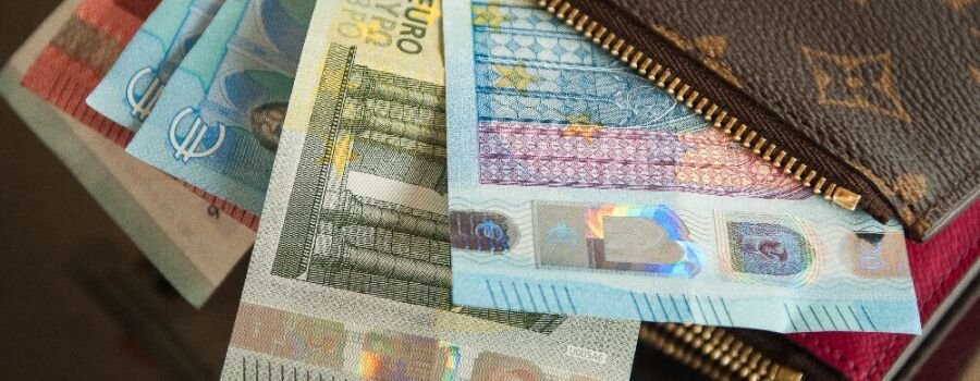 Euro-Banknoten in einem Portemonnaie (Symbolbild).