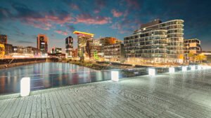Negativer Pegelstand des Rheins in Düsseldorf