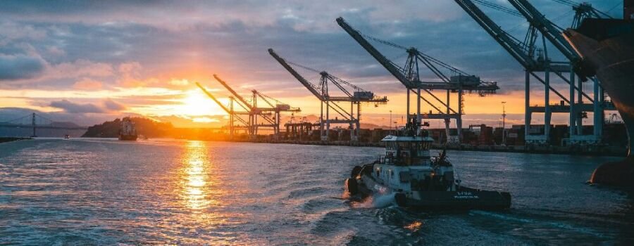 Der Containerschiff-Hafen von Oakland (USA)