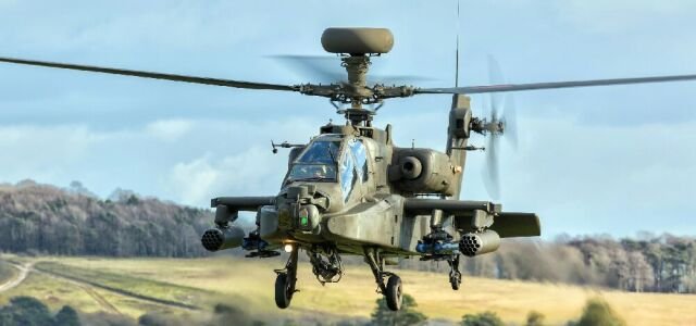 in AH-64 Apache-Kampfhubschrauber, ausgestattet mit fortschrittlicher Sensor- und Verteidigungstechnologie von Hensoldt, während einer Trainingsmission.