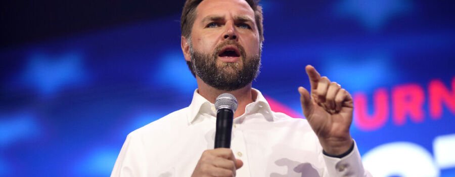 Der US-Senator J.D. Vance spricht mit den Teilnehmern der Turning Point Action Conference 2023 in West Palm Beach, Florida. (24. Juli 2023)