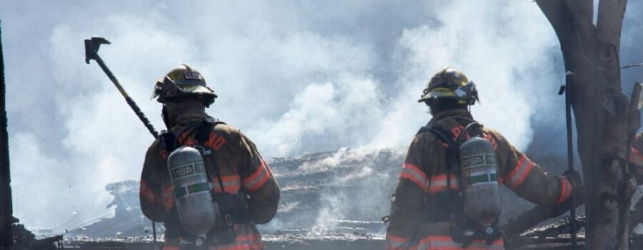 Feuerwehreinheit beim Löschen eines Waldbrandes (Symbolbild).