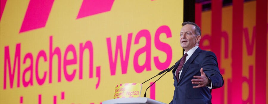 Volker Wissing ist ein deutscher Politiker der Freien Demokratischen Partei (FDP), der seit 2021 als Bundesminister für Digitales und Verkehr im Kabinett Scholz tätig ist.
